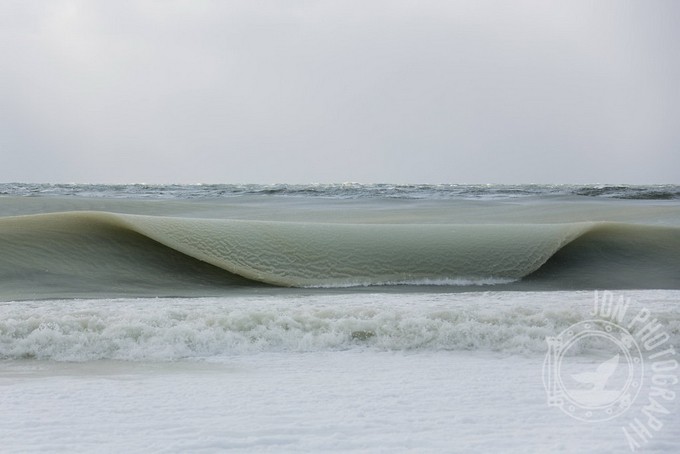 Фотограф сделал фантастические снимки замерзших волн...