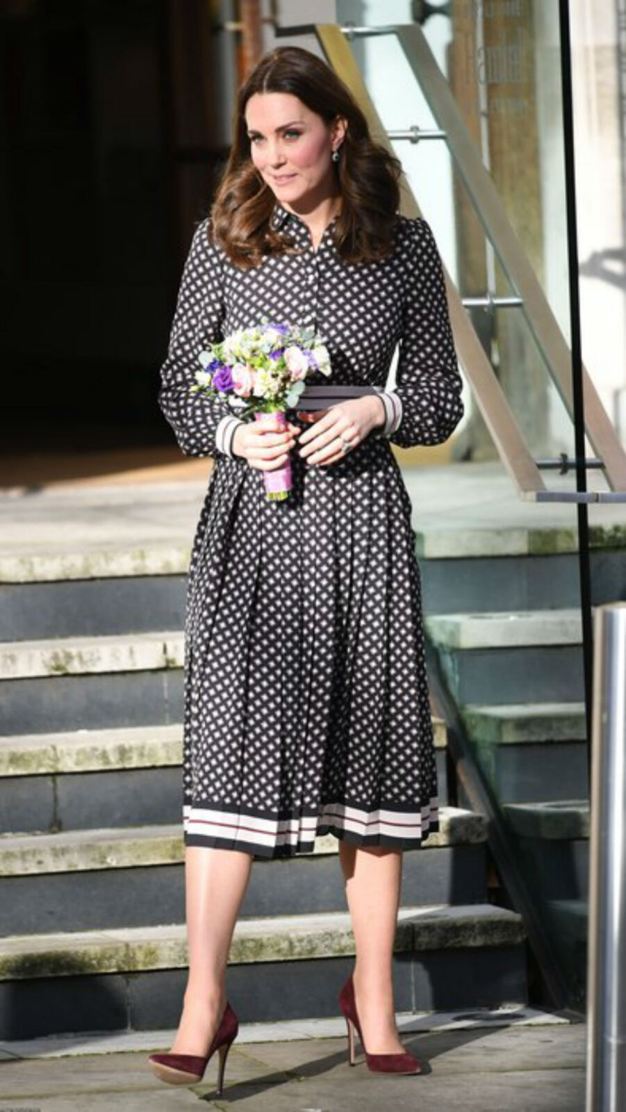 Кейт Миддлтон без укладки на улицах Лондона и в пальто Zara