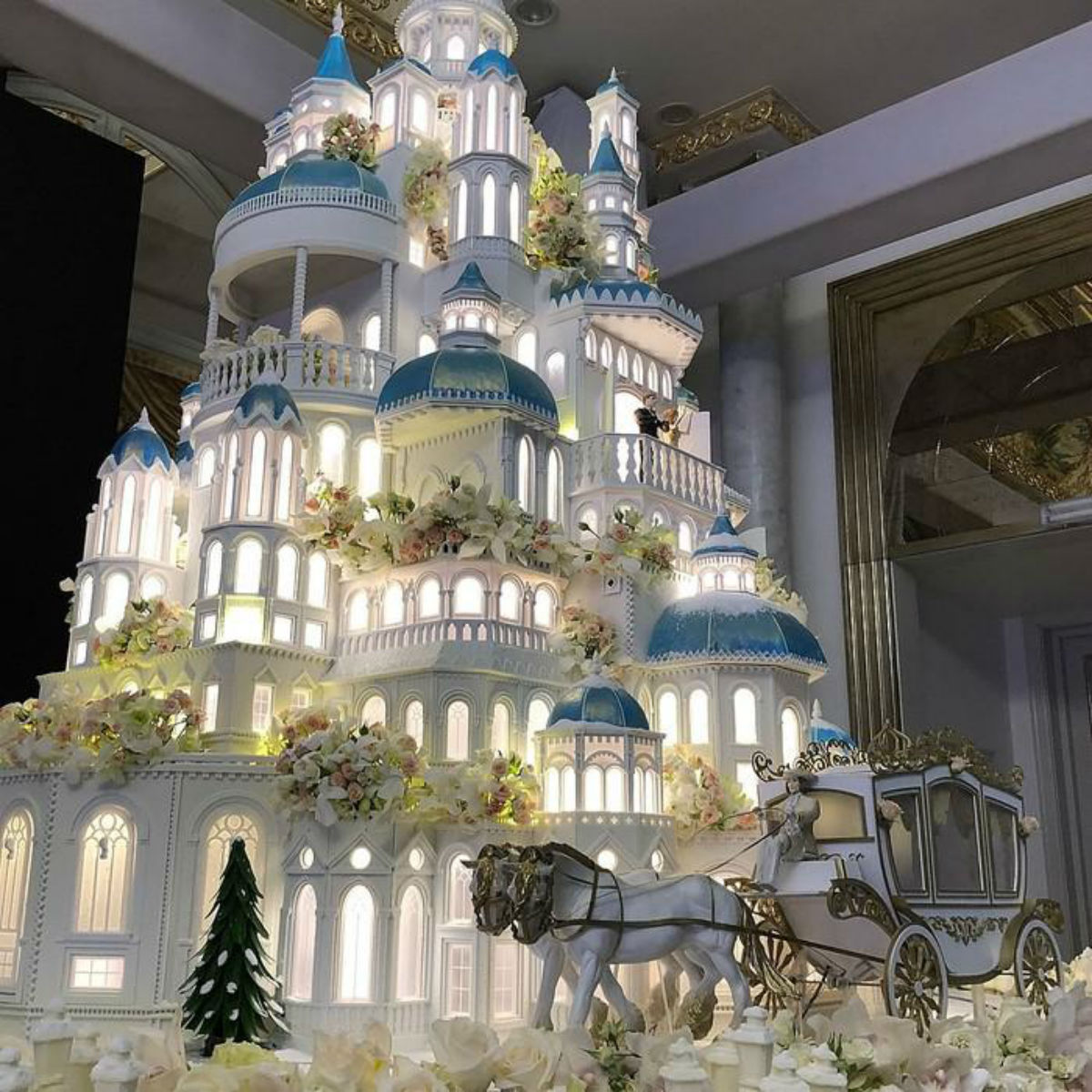Невероятный свадебный торт за 179000 долларов вынесли гостям на свадьбе в Казахстане