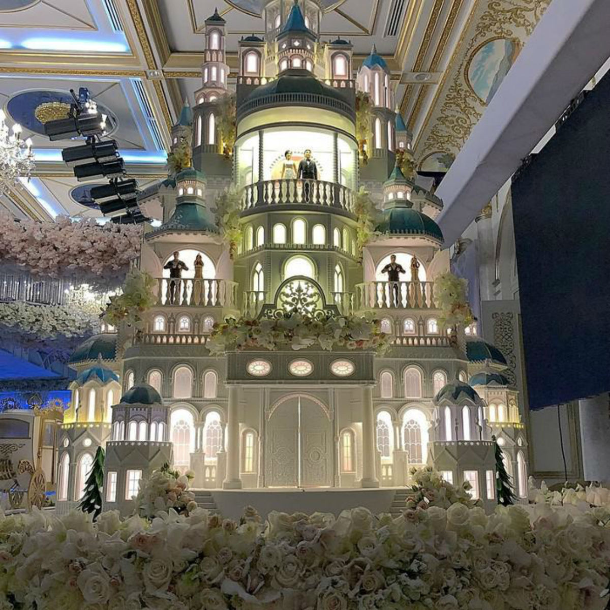Невероятный свадебный торт за 179000 долларов вынесли гостям на свадьбе в Казахстане